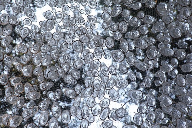 宛如森林中的絕美水晶吊燈！義大利雕塑公園裝置藝術《Reservoir》以 5000 水滴與雨水互動