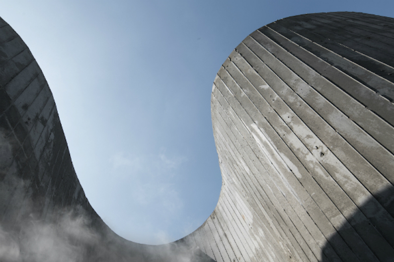 曲線混凝土與水霧舞出浪漫！港灣邊的灰色山谷「高雄水水」成亮眼新地景