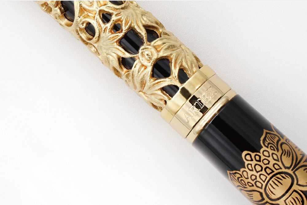 故宮「金番花青地」花瓶化為靈感繆思！ARTEX x 故宮聯名金番花文具組，讓書寫也有帝王級藝術體驗