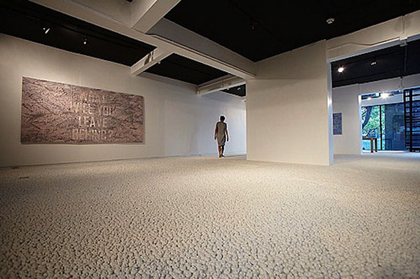 10 萬個微小的陶瓷頭骨「WHAT WILL YOU LEAVE BEHIND?」