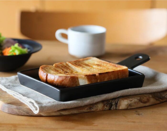 新一代吐司神器「萬古燒半生吐司陶板」!用瓦斯烤出外酥內軟的居家、露營小道具