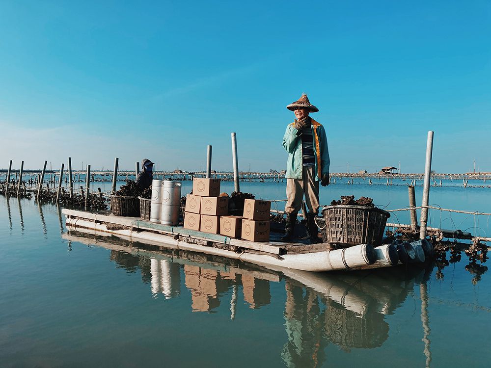 牡蠣+黑啤酒 十八世紀貴族公認絕搭！酉鬼啤酒「蚵蚵蚵歡樂大酒袋」以嘉義白水湖鮮蚵釀造，藍網、蚵殼呈現在地感包裝