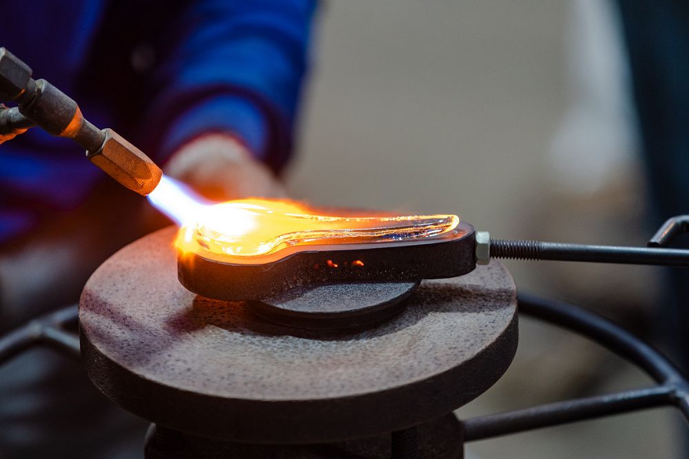 茶籽堂新油瓶亮相！無氏製作聯手春池回收玻璃、華夏玻璃百年工藝，流線簡約封藏臺灣籽苦茶油風味