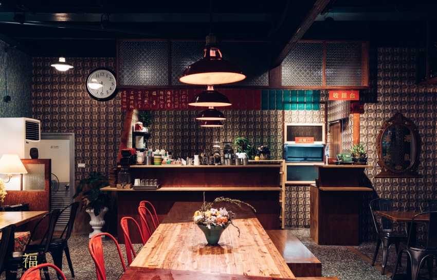 街角的台式復古味！嘉義「弄，來小餐桌」咖啡簡餐店結合花磁磚、霓虹燈，創造暖色調時光旅行