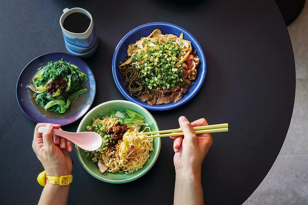 屏東「美菊麵店」2.0！以鮮明配色、質感物件打造南國最美麵店空間