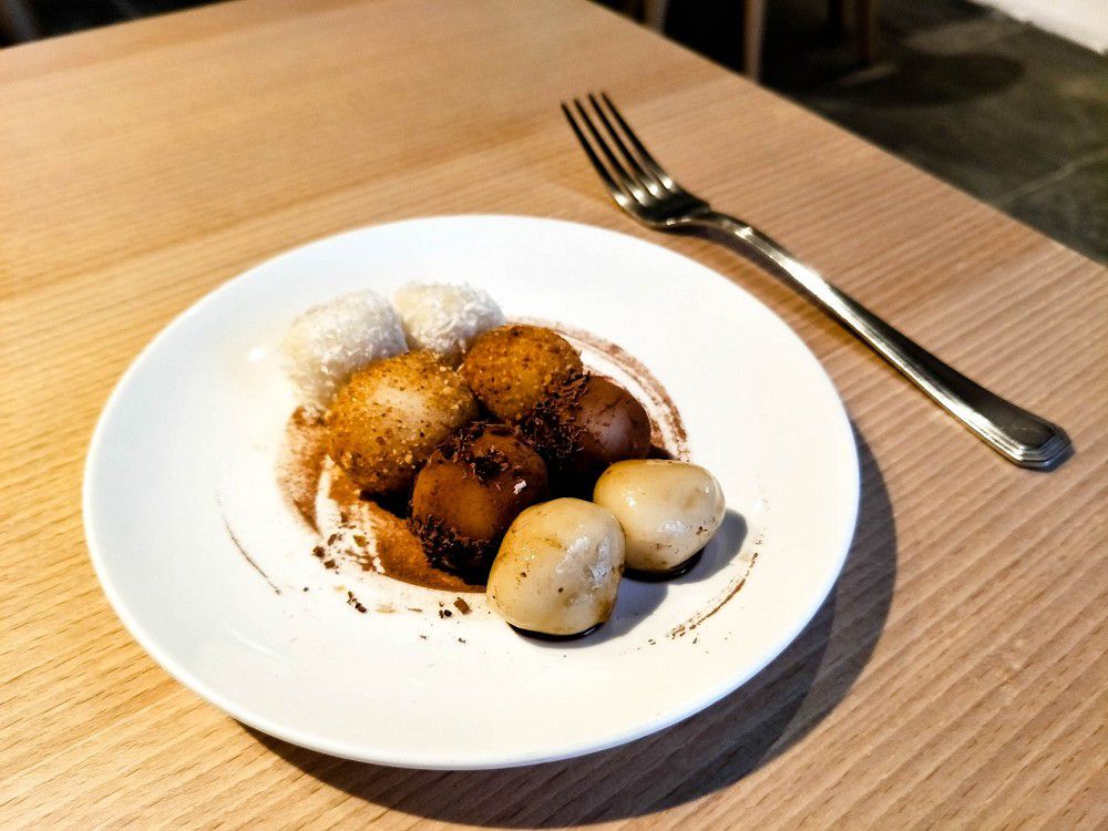 馬祖南竿清水模民宿「日光春和」！身兼書店、展覽空間和咖啡午茶的風格島嶼旅宿