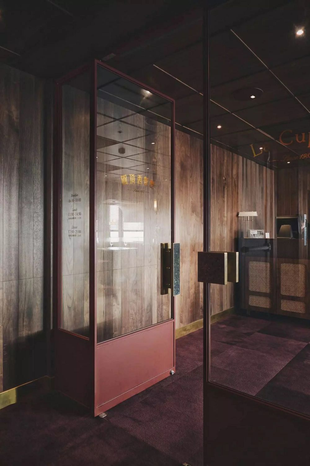 台南天下大飯店「圓頂西餐廳」老字號新風貌！本事空間設計以摩登燈具、藤編門片等台灣元素打造