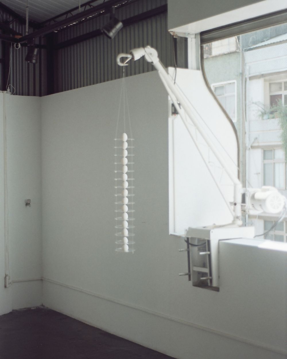 台北鬧空間《蛋架發表免責聲明2.0》趣味展覽！工業設計師陳亮融挑戰微妙的危險張力