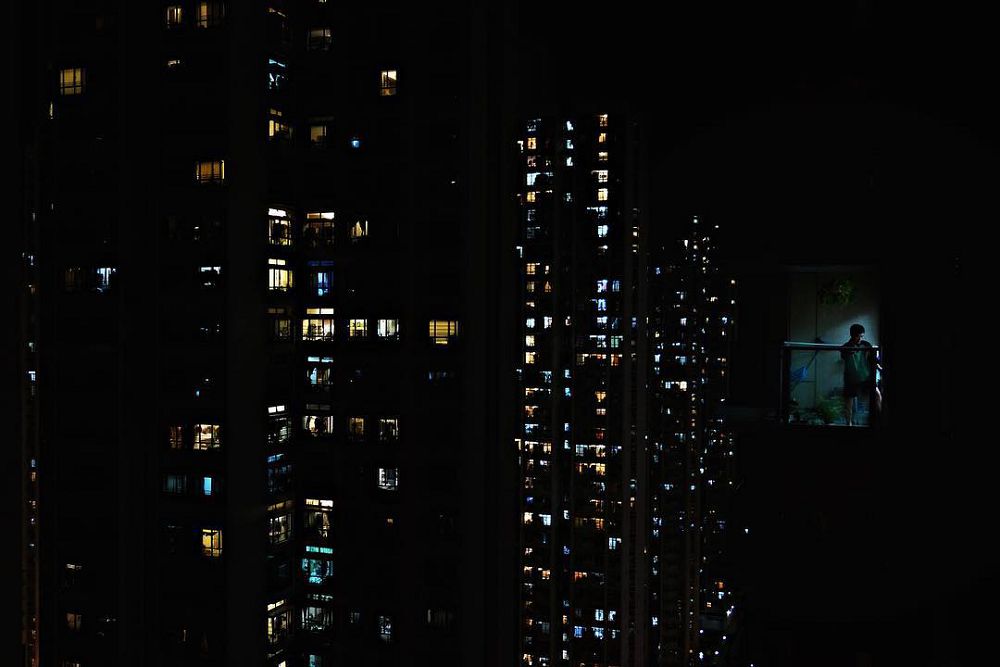 捕捉幽默街拍！香港街頭攝影師Edas Wong拍下爆炸頭樹景、路人長角的趣味作品