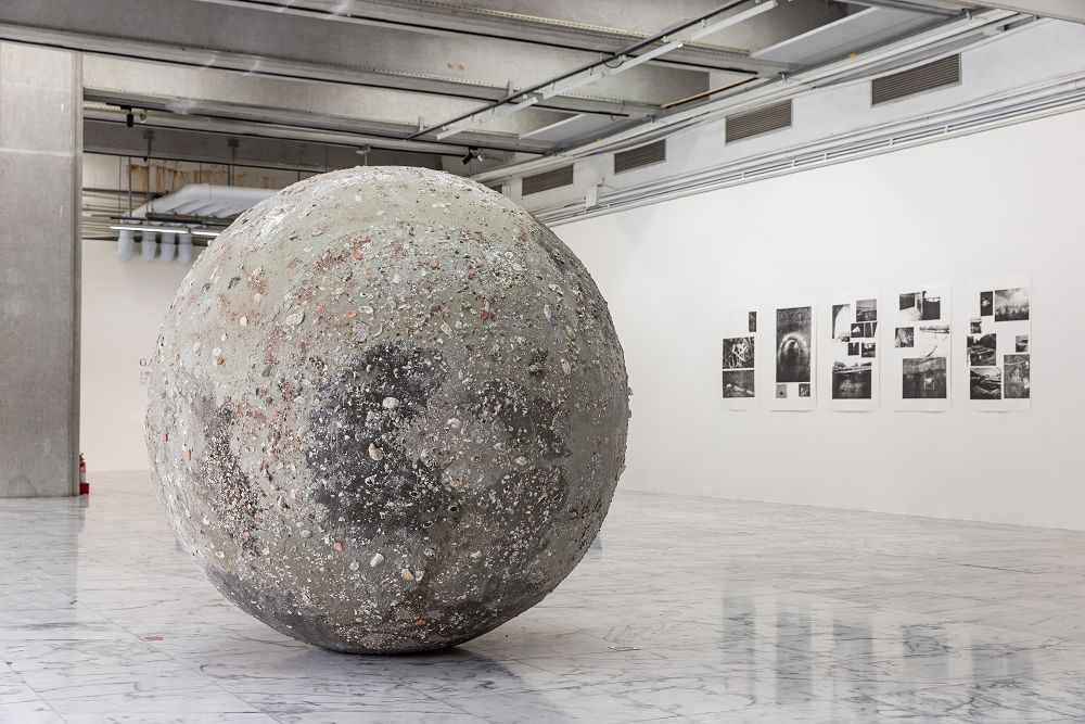 北美館《花園─王煜松個展》亮點!穿梭紅磚貝殼水泥星探尋迷宮時空花園