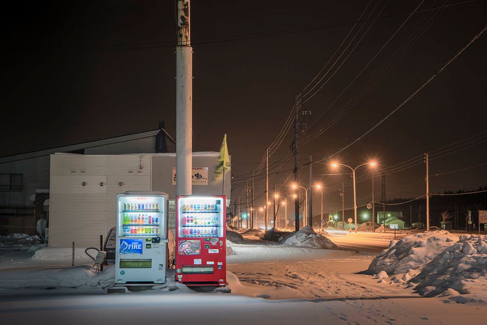 冬日孤寂卻溫暖的光亮！日本攝影師大橋英兒拍下北海道的冬日自動販賣機風景