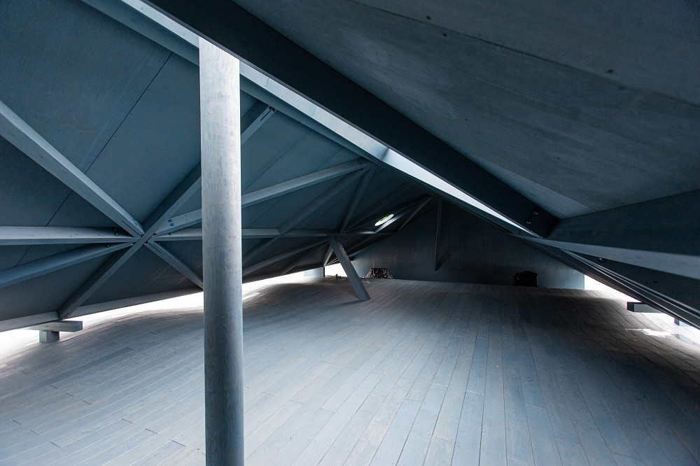 北美館《藍屋》戶外沉浸之所！灰藍木建築、波浪曲面地板演繹多重感知空間