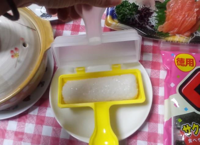 手搖式海苔捲製作器，隨手晃晃就做好壽司捲了！