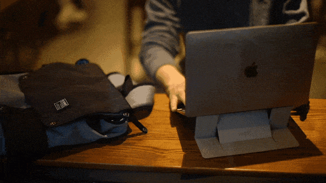 在哪都想舒服工作！極輕巧 MOFT 隨身筆電架，收合展開一秒完成