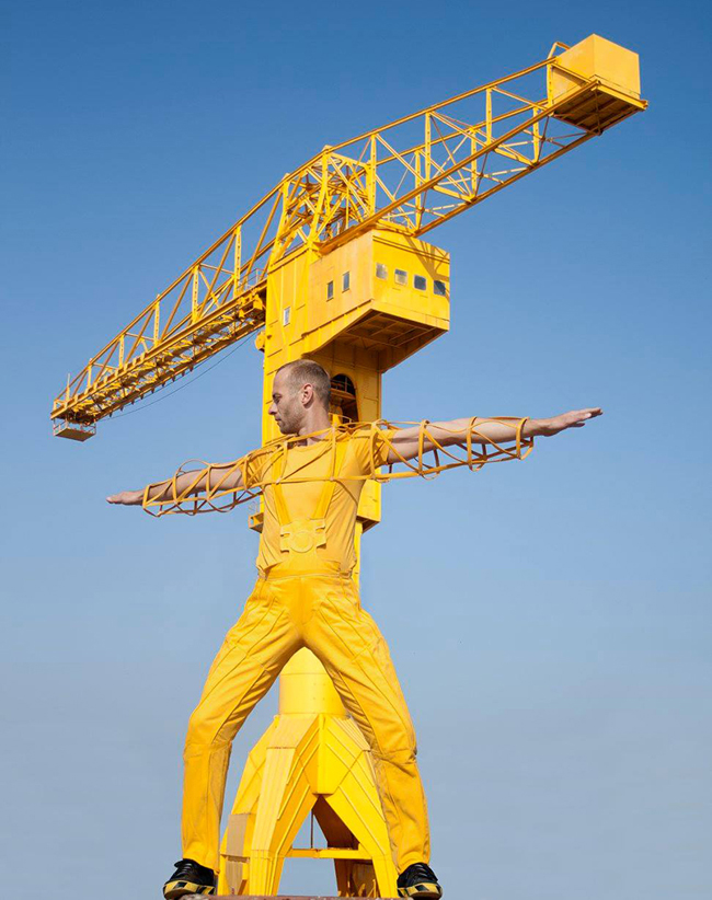 換上一身樑柱結構，法國藝術家的模仿建築衣著