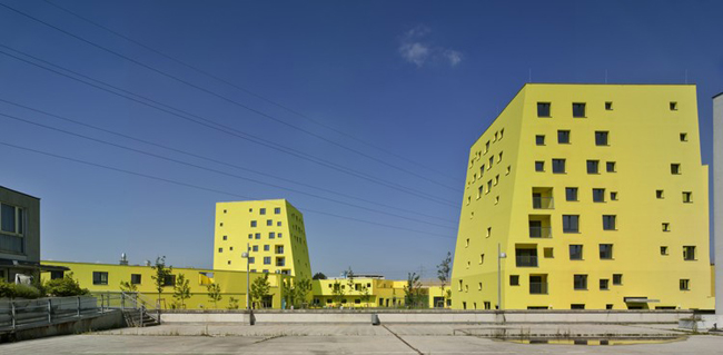 維也納的郊區出現了一群鮮黃色的建築!利用「剩餘空間」創造的新城市公共空間