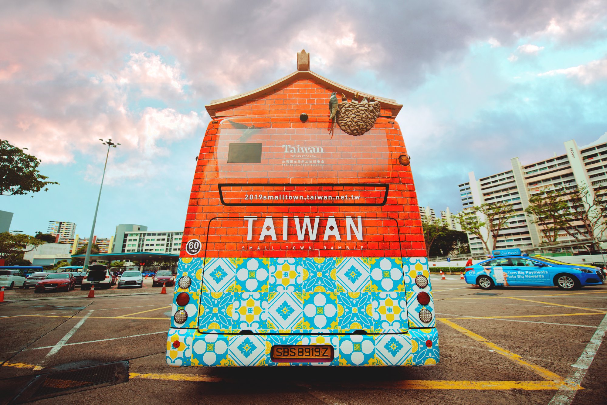 新加坡首部「台灣古厝公車」！江孟芝操刀設計融入閩南式紅磚、燕尾屋脊特色