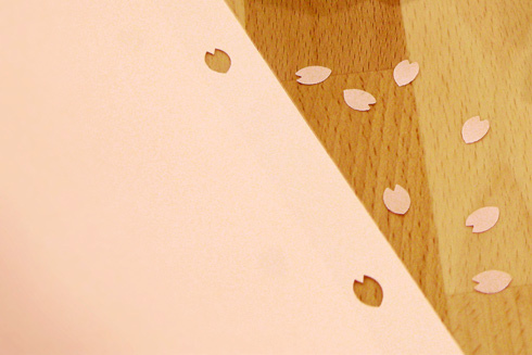 跳脫傳統，讓你室內灑滿花的櫻花瓣打洞器！