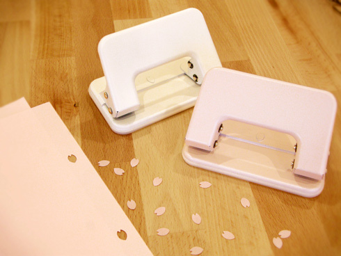 跳脫傳統，讓你室內灑滿花的櫻花瓣打洞器！