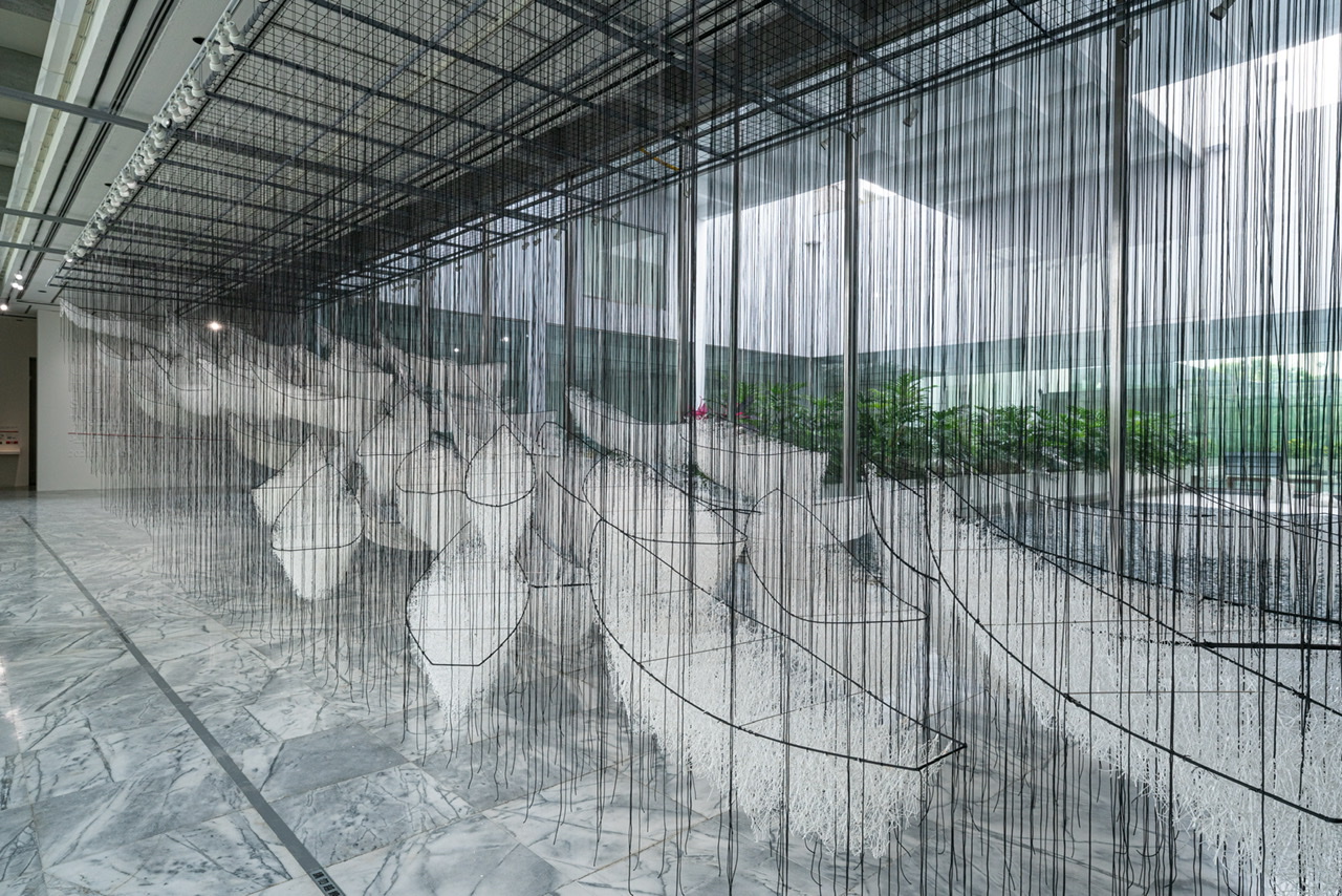 塩田千春《顫動的靈魂》北美館展覽亮點！集結黑紅織網裝置、繪畫等25年生涯創作