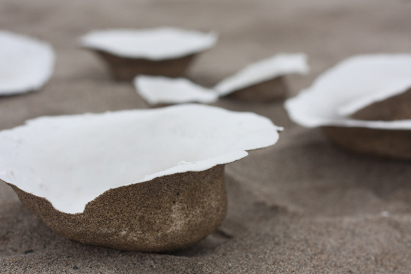 用最少的資源製造產品，藝術家的沙灘製碗計畫