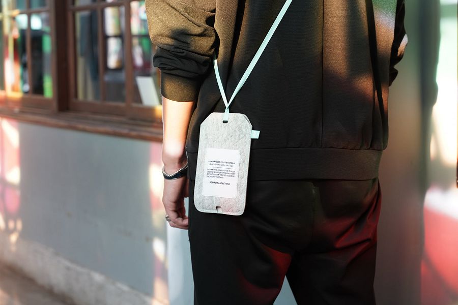 小智研發 MINIWIZ 的懶人環保「抗菌手機收納包」！ 回收寶特瓶材料，減廢低碳又防滑防摔