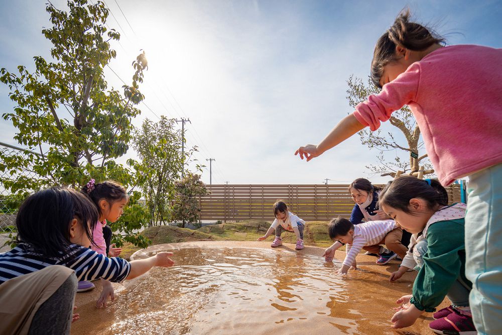 幼稚園也是遊樂園!teamLab建築操刀日本「キッズラボ南流山園」創意學習空間