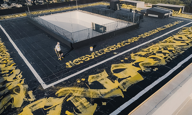 F 代表著什麼？塗鴉佔據法西斯剛硬建築