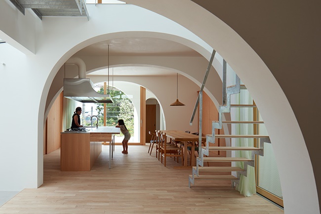 這不是在歐洲！位於日本神戶的純白色羅馬式立面住宅