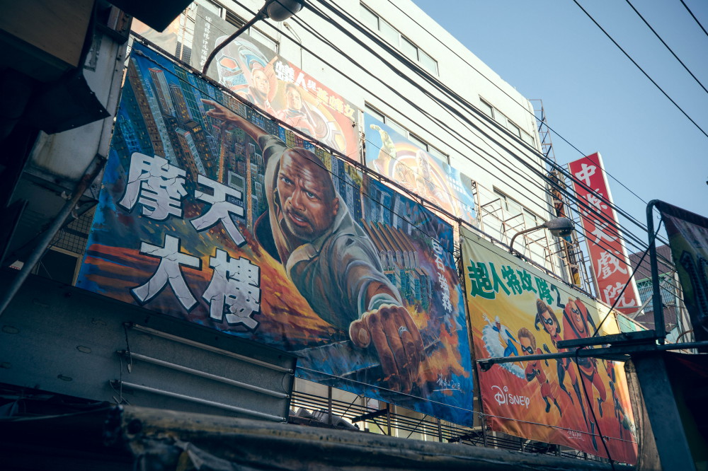台灣看板畫師謝森山的匠人魂！手繪電影看板一甲子「我的一切都是從電影彩繪而來的」