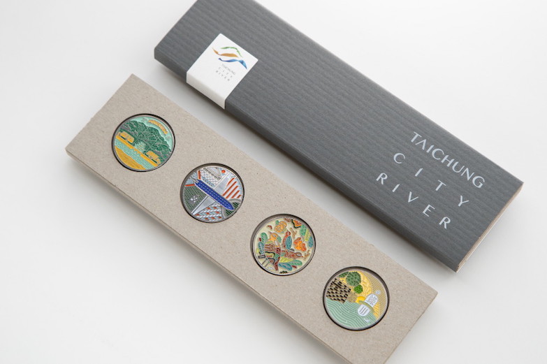 最美人孔蓋化為徽章為展覽留作紀念！台中《島中流域展》從河川流域訴說台灣在地城事