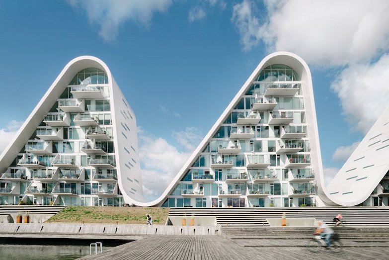 能住在裡面人生已經無憾了，波浪造型丹麥最美公寓