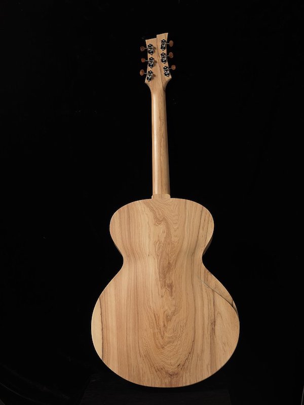 無限符號 ∞ 造型化作手工吉他，一彈順手到讓人捨不得放下