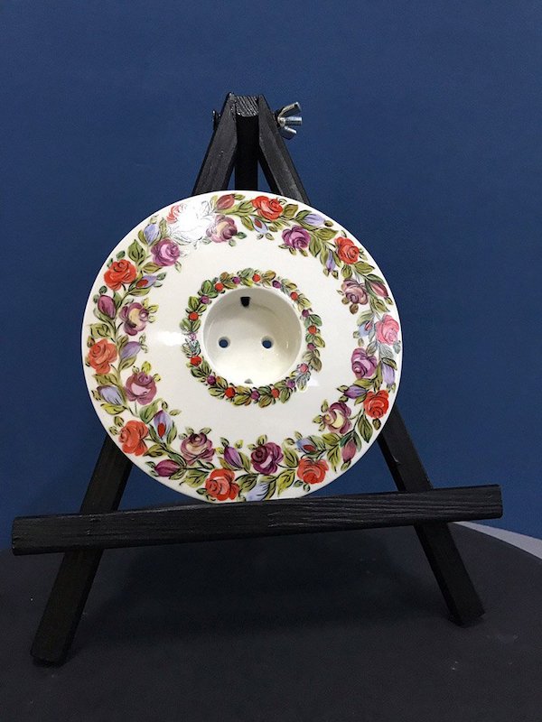 拍照再也不用避插座?結合瓷器讓插座變絕佳飾品