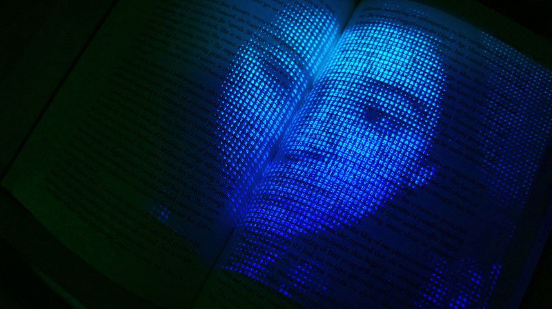 真正的「臉書」！翻閱書本中自己的專屬故事