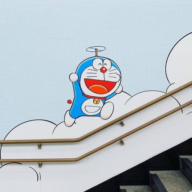 哆啦A夢車站登場！日本神奈川「小田急線登戶站」打造任意門電梯、鈴鐺站牌