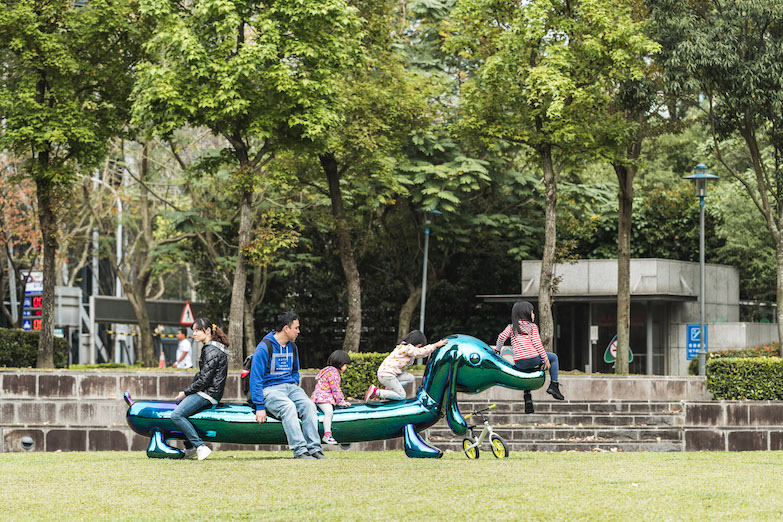 2019粉樂町無牆美術館開展！100色彩計劃、漂浮羽毛、金屬拉皮狗長凳等10組展品驚喜登場！