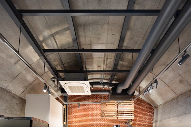 Blue Bottle 首間外帶店現身銀座線車站百年橋下！保留斑駁紅磚混搭現代設計質感