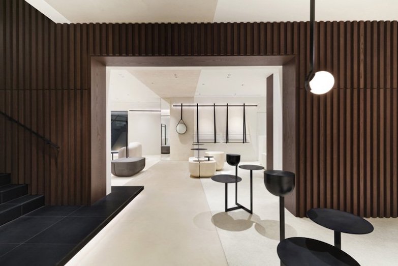 Nendo 出手的箱型堆疊特殊建築！咖啡廳、畫廊、酒吧盡收的代官山簡約商業空間