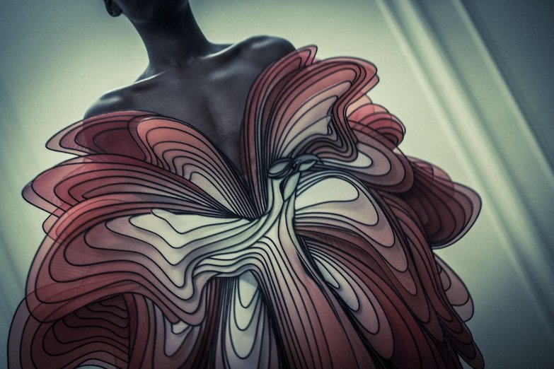 如花瓣、雲朵般夢幻縹緲流動!荷蘭設計師Iris van Herpen打造怪美的科幻感高級訂製服