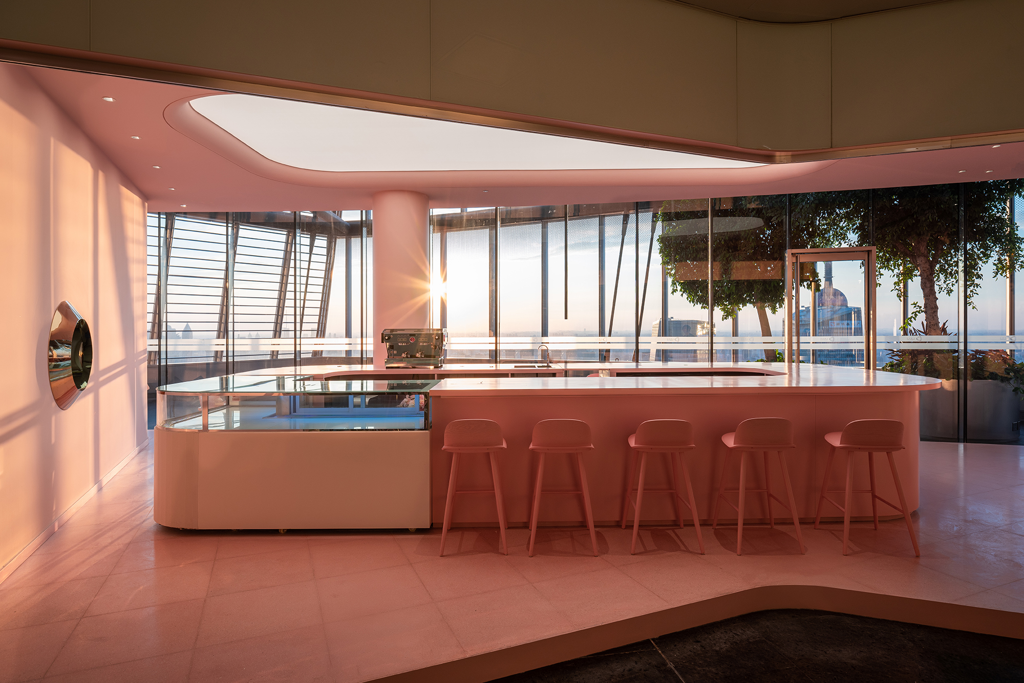 全中國最高的書店「上海中心朵雲書院」！鐘書閣御用設計團隊 Wutopia Lab 打造天空閱讀漂浮秘境