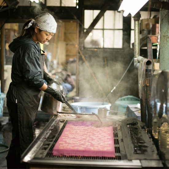 日本 270 年歷史的藤岡染手巾、和紙海苔包裹,超人氣職人手作越光米三角飯團盒!