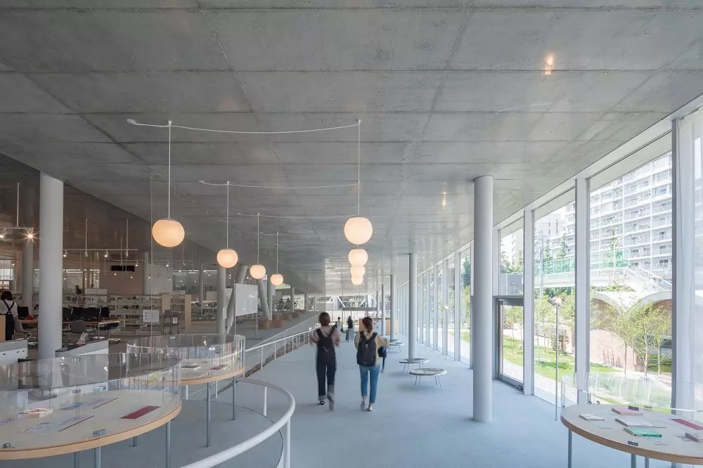 妹島和世操刀母校日本女子大學圖書館！普立茲克獎大師的玻璃帷幕通透閱讀空間