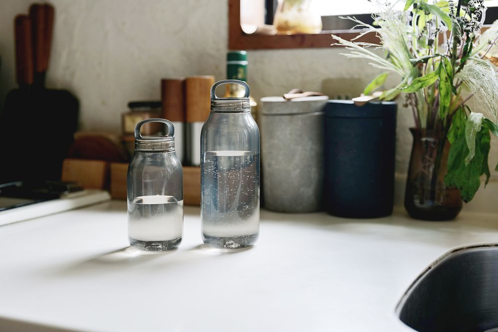 日本設計大師柴田文江再度操刀 KINTO！極簡透視感輕水瓶 WATER BOTTLE 以礦石色詮釋飲具