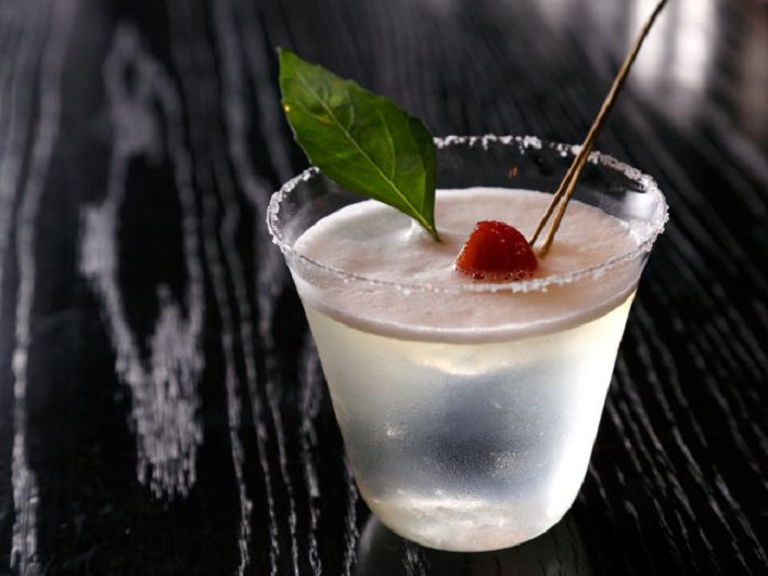 斑駁木門窗戶後藏著日本第一名酒吧「The SG Club」！ 微醺調酒配上質感古典空間的完美週末夜