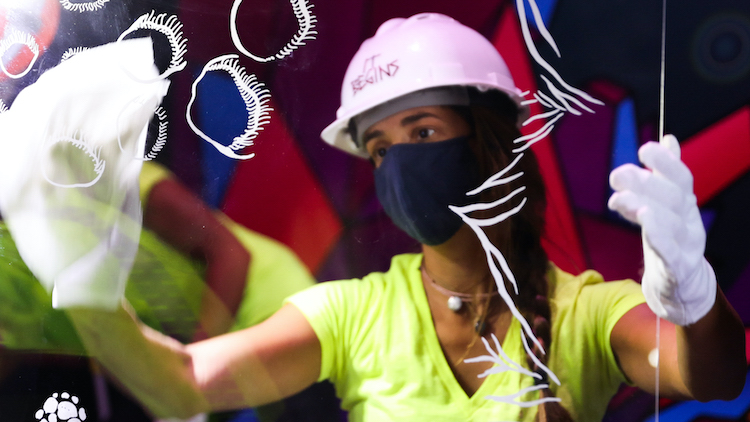 60層玻璃堆疊奇幻美景！藝術家Claudia Bueno勾勒有機自然光影創作「Pulse」