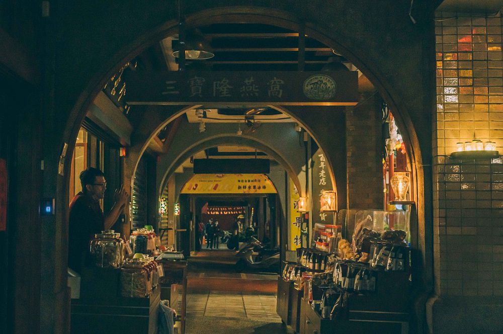 台北士林、大稻埕雙城燈區亮點！限量刺繡藥童香袋、迪化街12盞器物光創作登場