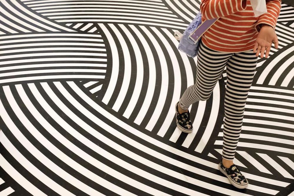 捕捉幽默街拍！香港街頭攝影師Edas Wong拍下爆炸頭樹景、路人長角的趣味作品