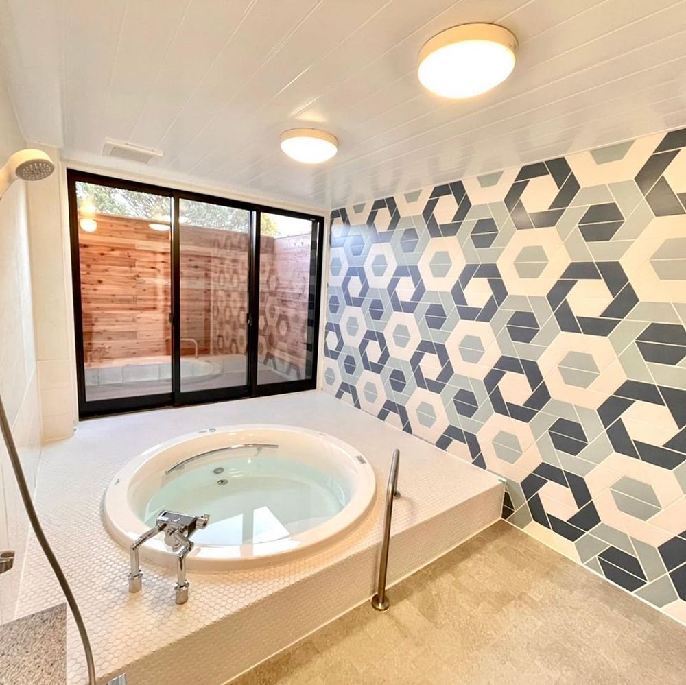 廢校變身Glamping露營！日本千葉「高瀧湖豪華露營度假村」集結圓頂帳篷、浴場設施