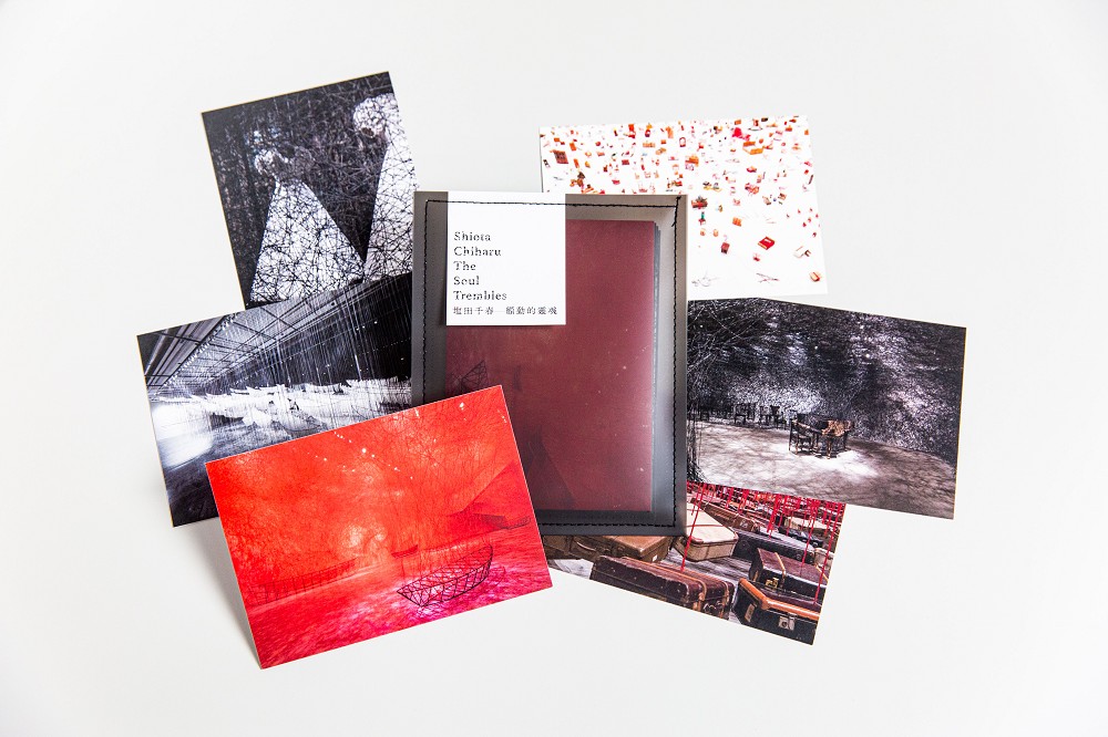 《塩田千春：顫動的靈魂》周邊商品線上開賣！紅織網袋、手繪明信片等9款商品亮點